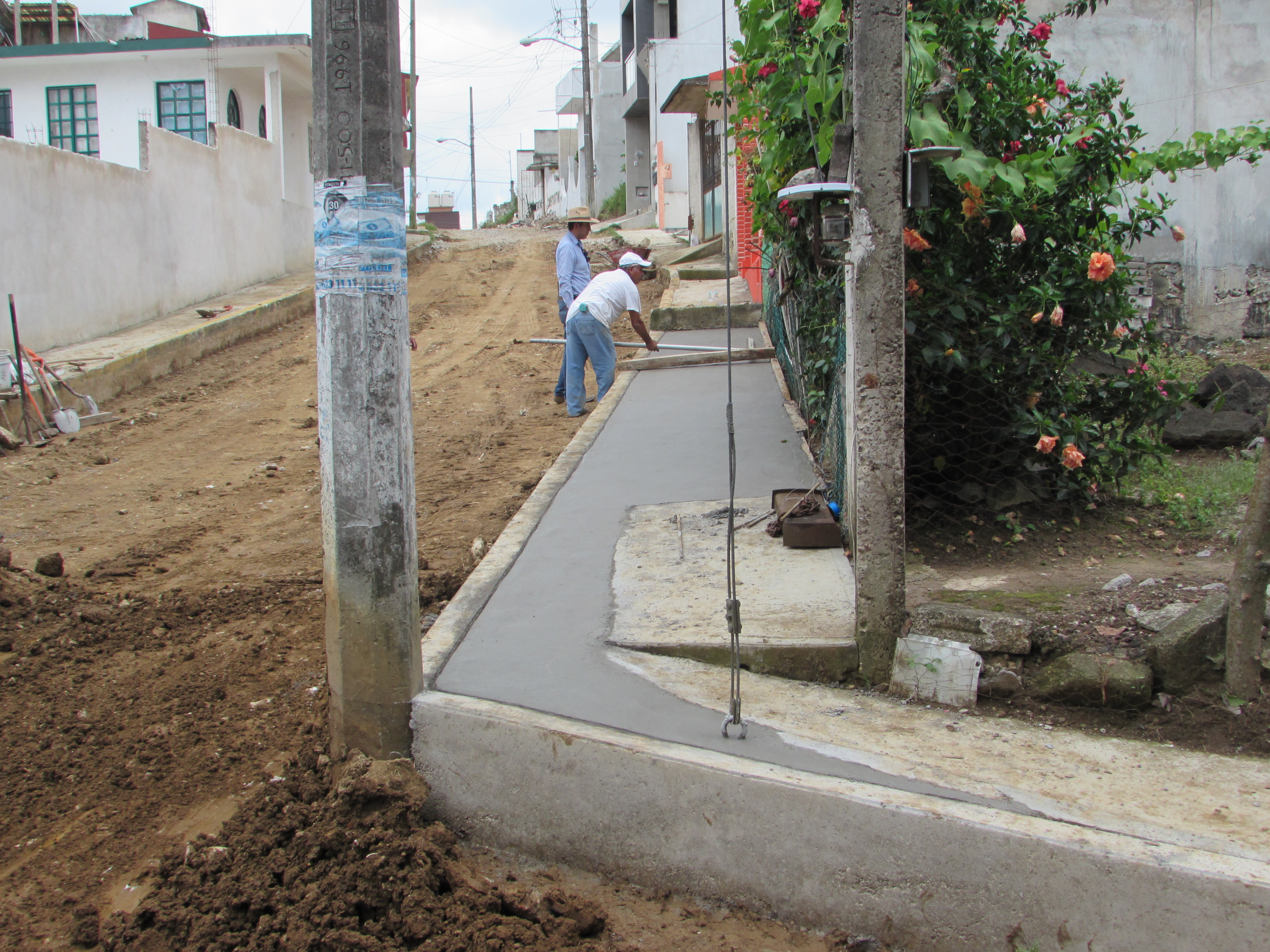 BANQUETA DE CONCRETO PREMEZCLADO F'C= 150 KG/CM2 AGREGADO MÁXIMO DE 3/4" DE DIAMETRO DE 8 CMS. DE ESPESOR, ACABADO CON RASTRILLO METÁLICO...